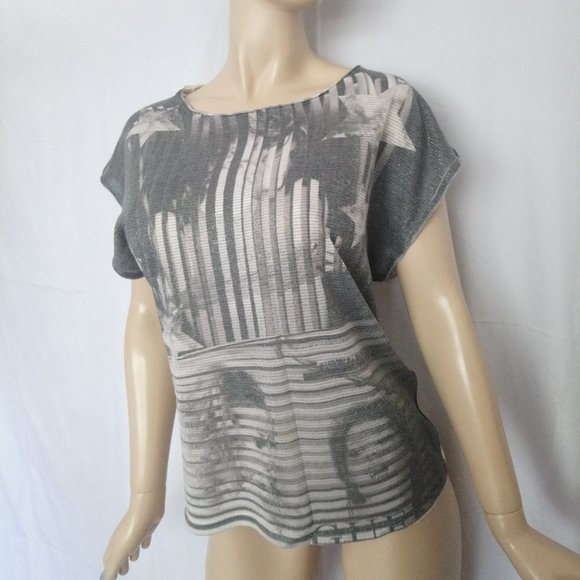 Guess Tops - New GUESS Gray Tee-Shirt Top Sz Small Cute!